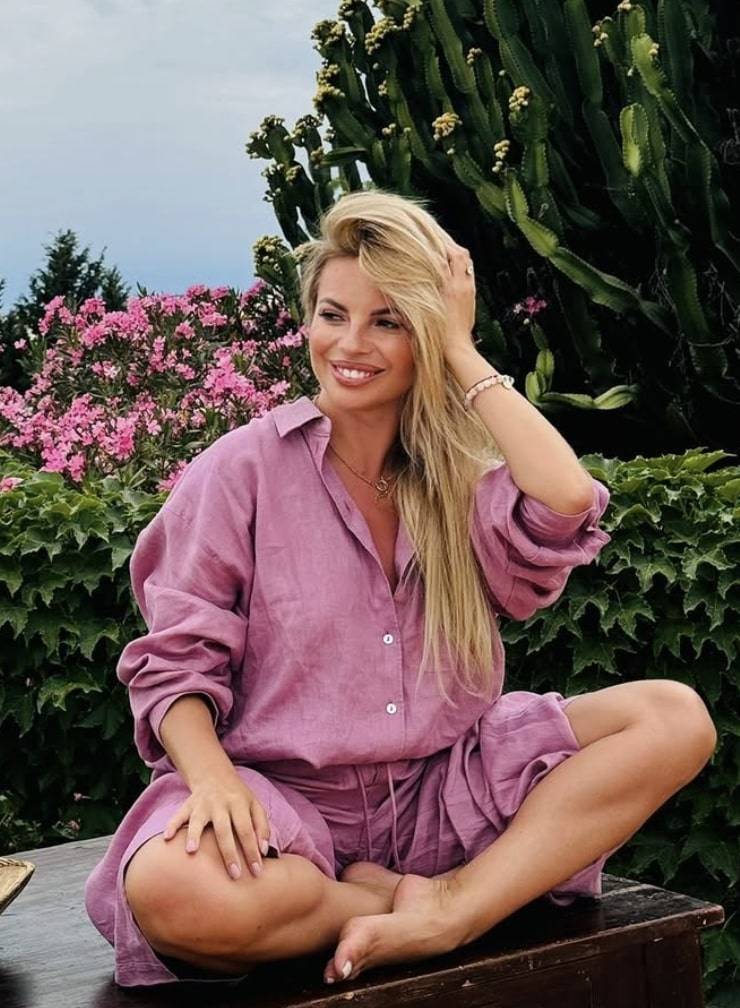 Gwiazda “Tańca z Gwiazdami” kupiła dom! W odbiorze kluczy pomagał jej Michał Szpak (FOTO)