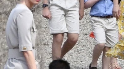 Elizabeth Debicki na planie serialu “The Crown”. Dołączyły do niej postacie Williama i Harry’ego