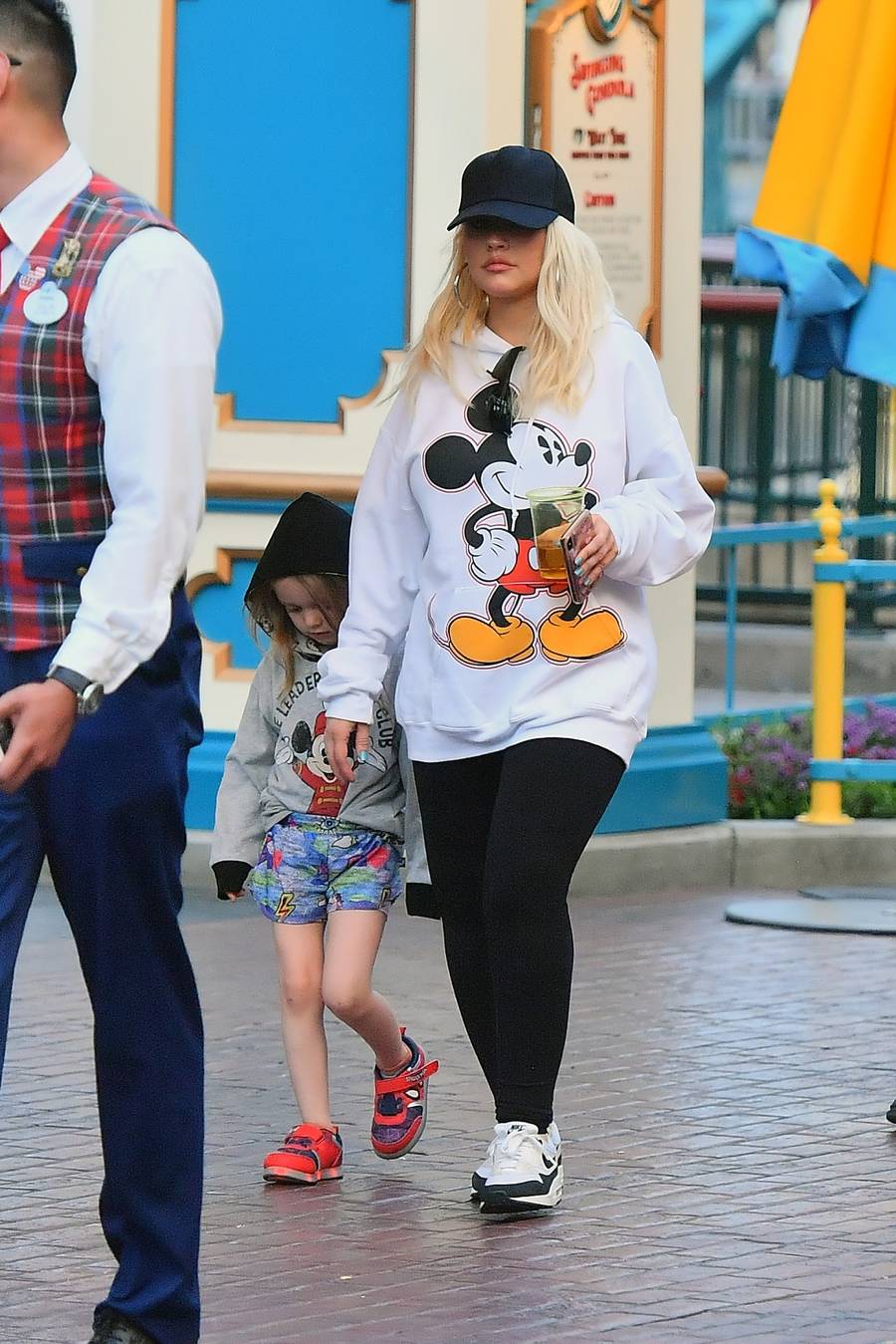 Christina Aguilera w Disneylandzie z dziećmi i mężem. Znowu PRZYTYŁA
