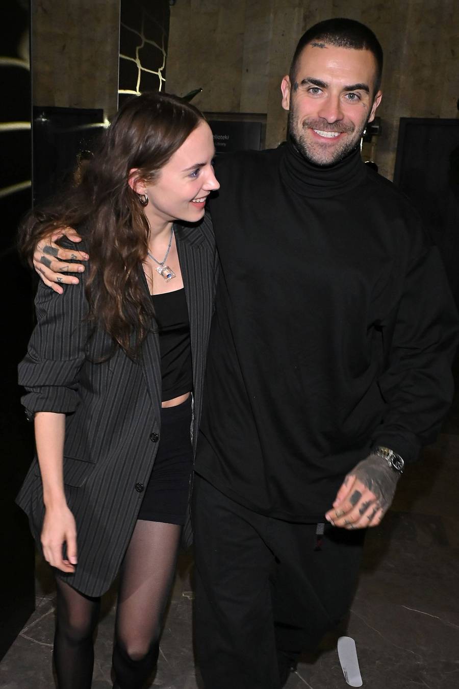 Quebonafide bryluje z ukochaną na premierze u Szczęsnych. Taki widok to rzadkość! (FOTO)