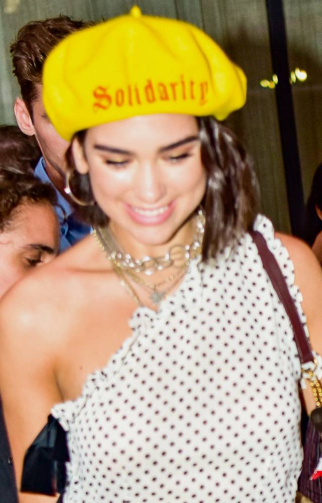 TAK niewiele dzieliło ją od wpadki! Dua Lipa bez majtek w rozciętej sukience