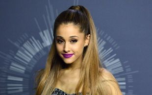 Przez ten teledysk Ariana Grande ma spore problemy!