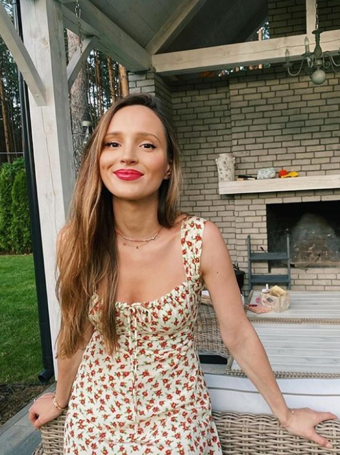 Marina w modnej sukience