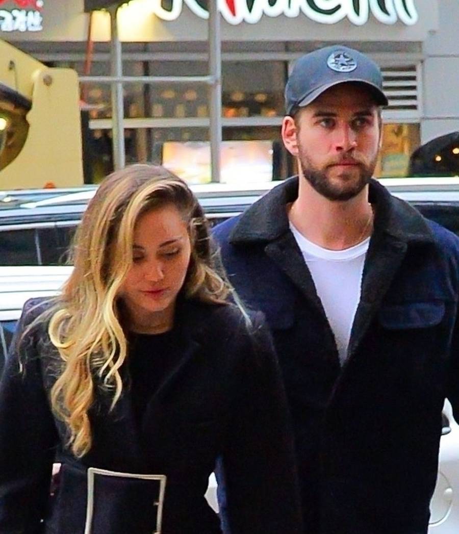 Miley Cyrus uśmiechnięta u boku Liama Hemswortha