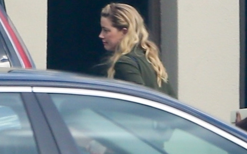 Dawno niewidziana Amber Heard miała wypadek? Wspiera się o kuli [zdjęcia]