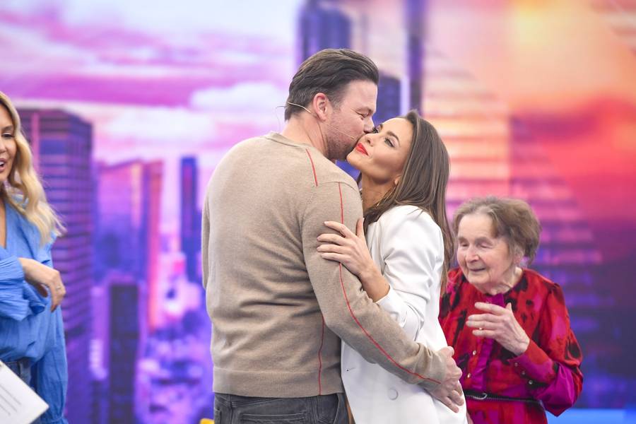 Edyta Herbuś olśniewa w “Halo Tu Polsat”! Pojawiła się cała rodzina, ukochany Piotr Bukowiecki (FOTO)