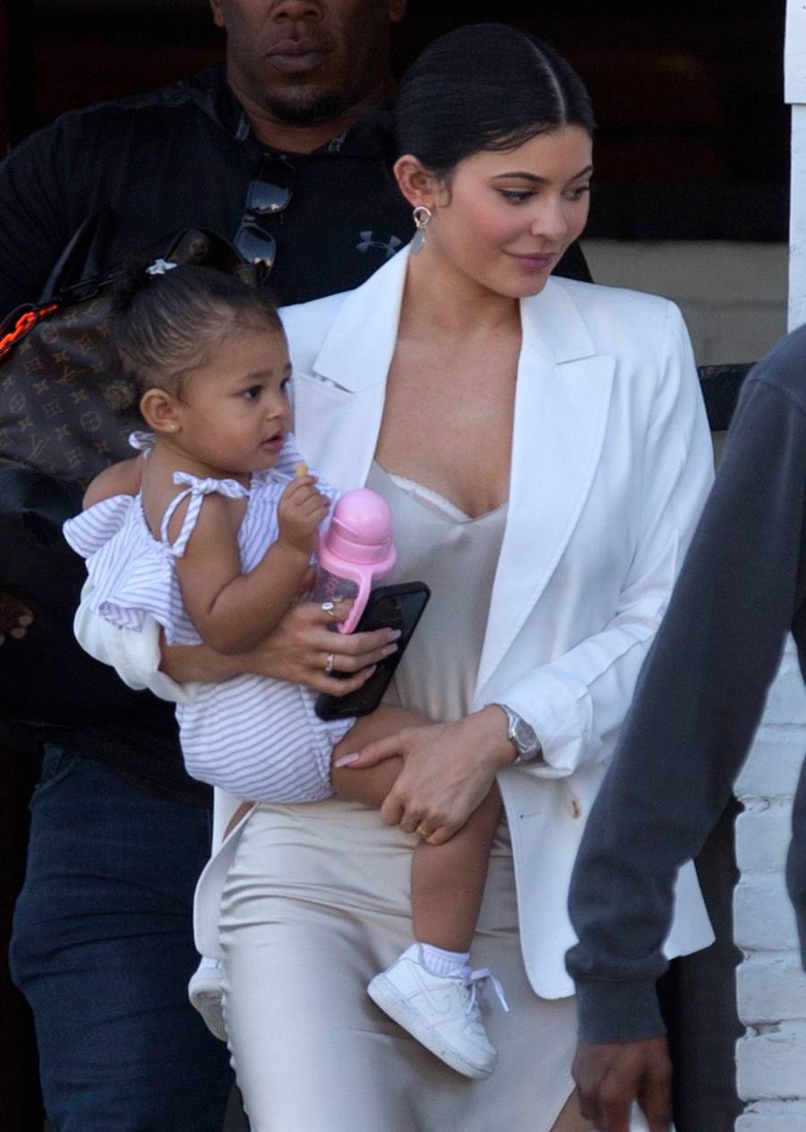 Tego samego dnia paparazzi spotkali Kylie, gdy ze Stormi na rękach wychodziła z kawiarni