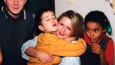 Jak wygląda teraz Filip z “Rodziny Zastępczej”? Zagrał u Vegi