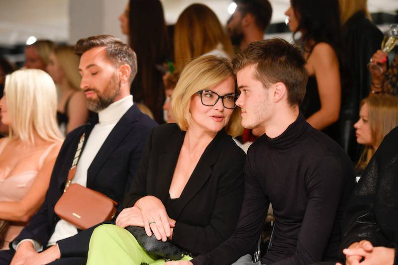 Pokaz mody GOMEZ. Jessica Ziółek debiutuje z narzeczonym na ściance, Monika Richardson z synem