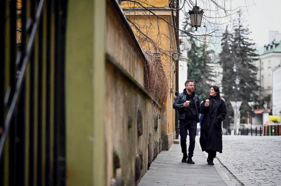 Misha Kostrzewski wybrał się z ukochaną na jarmark. Nie brakowało buziaczków