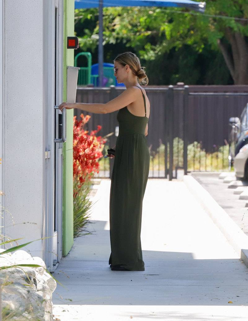 Joanna Krupa bez biustonosza załatwia sprawy w Los Angeles (ZDJĘCIA)