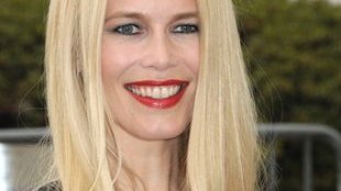 Claudia Schiffer z najmłodszą pociechą na spacerze
