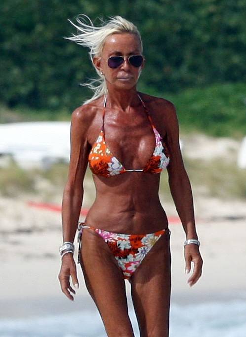 Donatella Versace w bikini na plaży (mocne zdjęcia!)