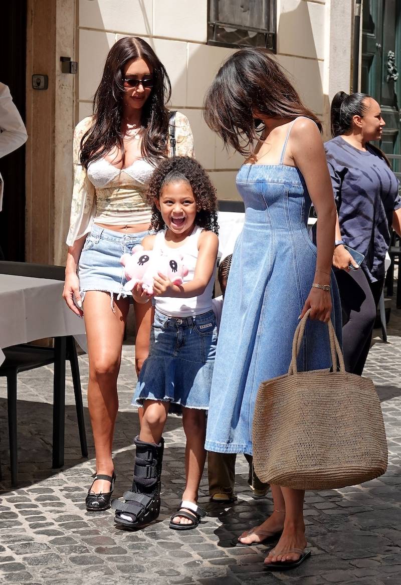 Kylie Jenner zwiedza z dziećmi Rzym. Co się stało Stormi w nóżkę?