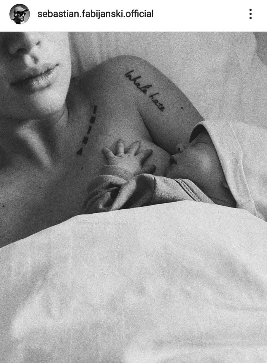 Maffashion trzyma swoje dziecko