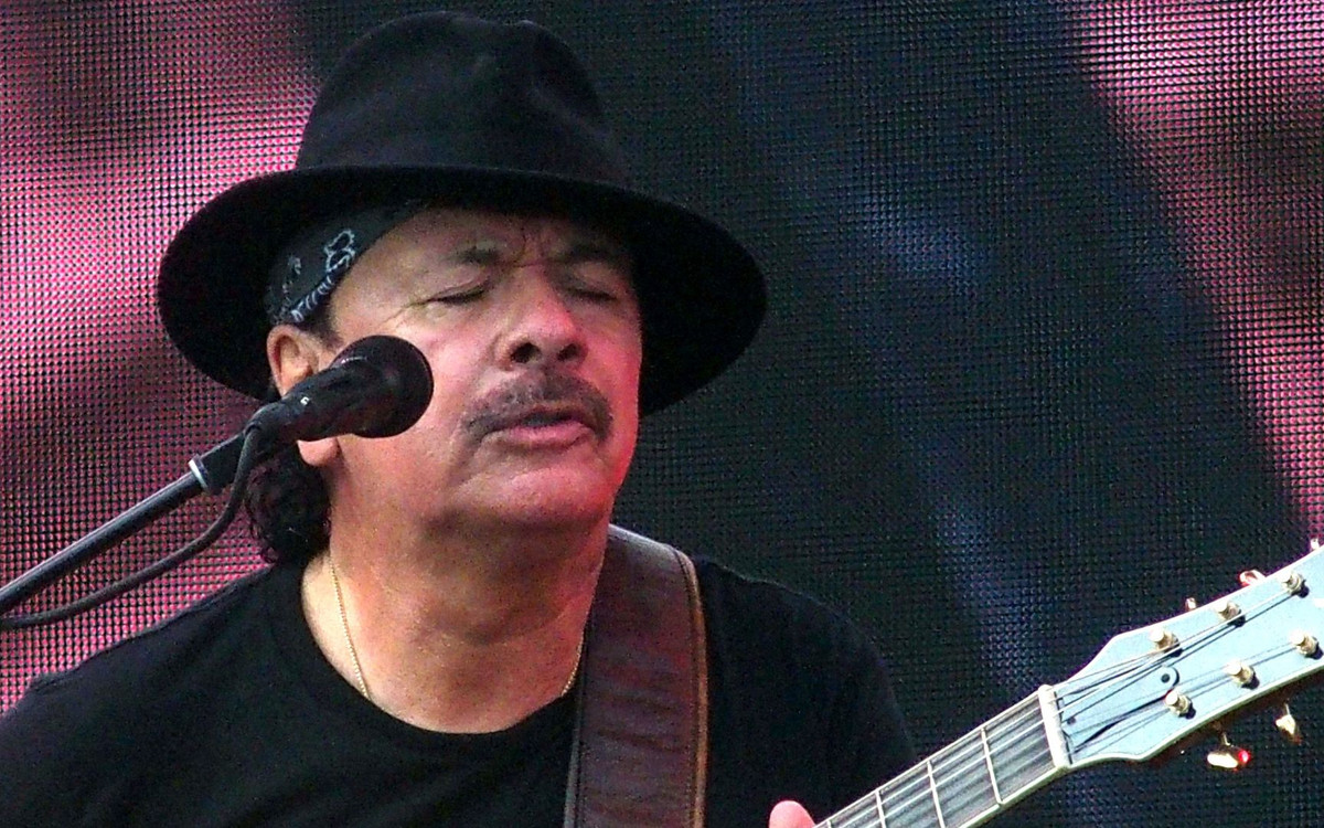 Carlos Santana kontrowersyjnie podczas koncertu, “Kobieta to kobieta, a mężczyzna to mężczyzna”