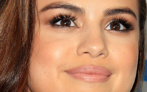 Selena Gomez mówi, jak radzi sobie z pryszczem, który wyskoczy przed imprezą