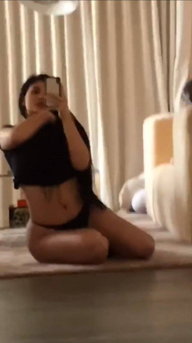 Kylie Jenner pokazała brzuch MIESIĄC po porodzie