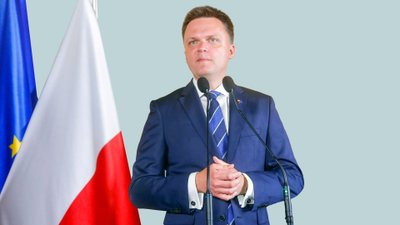 Szymon Hołownia i jego idealnie skrojone garnitury. Wiadomo, kto od lat szyje dla marszałka