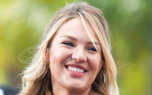 Candice Swanepoel zaliczyła bolesny upadek na wybiegu Insta