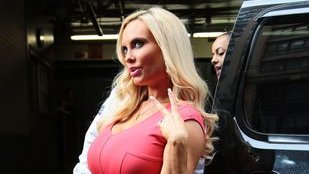 Ciężarna Coco pozuje do zdjęć fotoreporterom (FOTO)