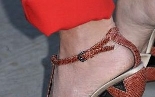 Jak myślicie, czyja to stópka? (FOTO)