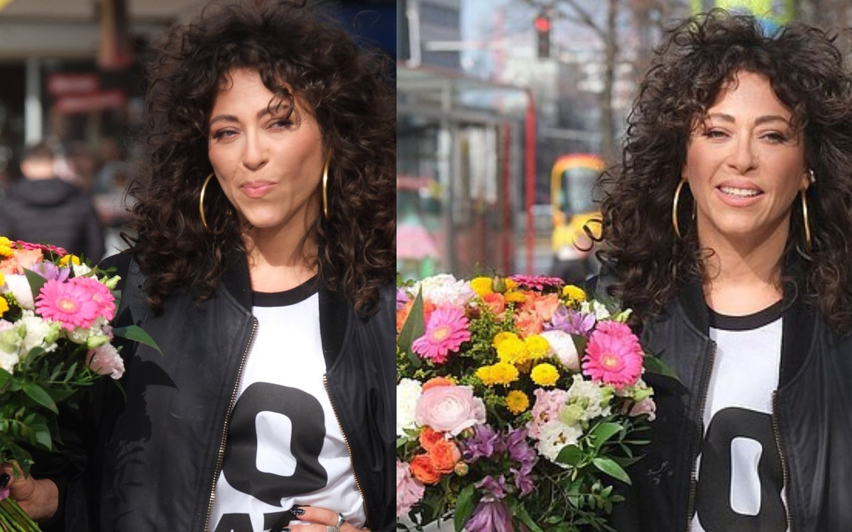 50-letnia Natalia Kukulska z naręczem kwiatów. Mikro-mini ujawniła nogi do nieba