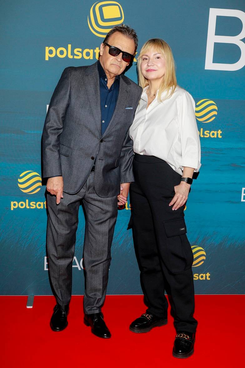 Spotkanie z aktorami serialu “Bracia”. Nikodem Rozbicki z piękną aktorką na ściance – nie jest to Julia Wieniawa