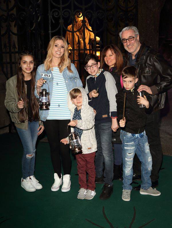 Piosenkarka pokazuje “muffin top”, rozstępy i klapnięte piersi!