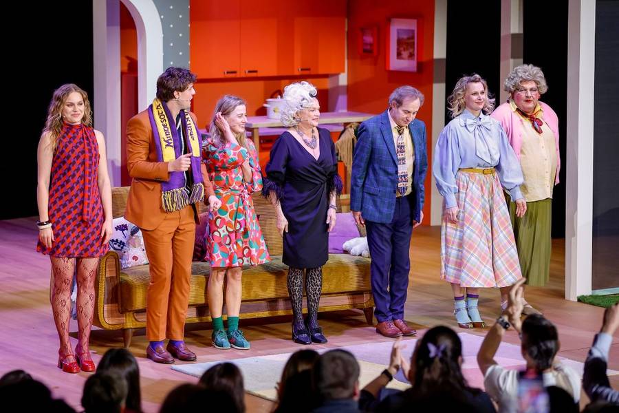 Gwiazdy na premierze spektaklu “Prezent”. Katarzyna Figura w kusej mini, Magdalena Waligórska z mężem