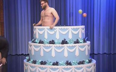 Półnadzy Franco i Rogen w olbrzymim torcie [VIDEO]