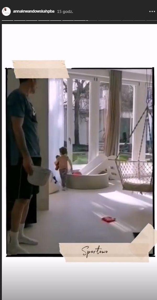 Klara Lewandowska bawi się w domu podczas kwarantanny