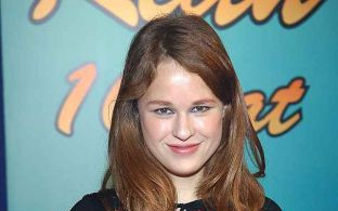 Kaja Paschalska w prostych włosach i czerni (FOTO)