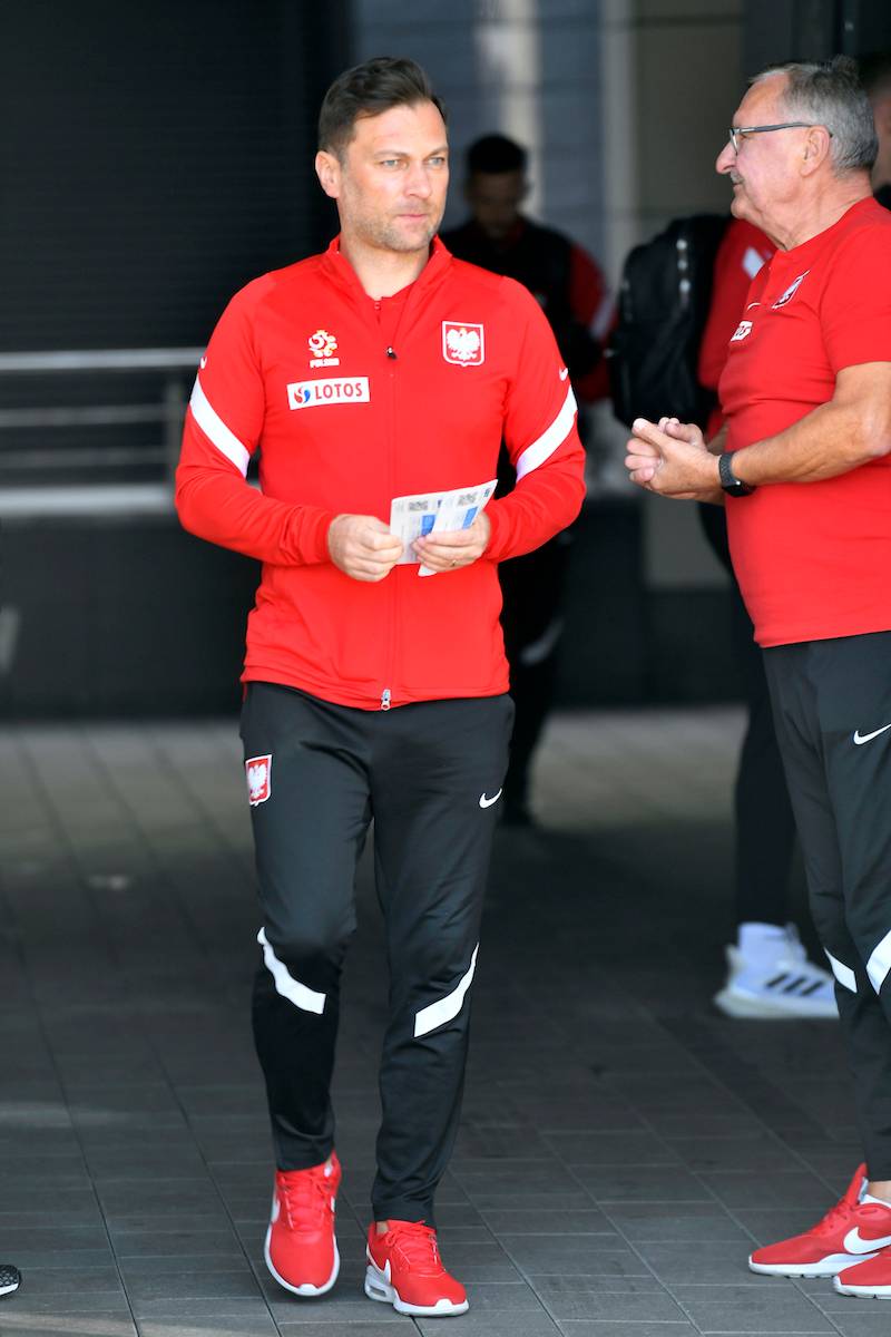 Piłkarze w drodze na mecz Polska – Albania – w niezbyt dobrych humorach  (ZDJĘCIA)