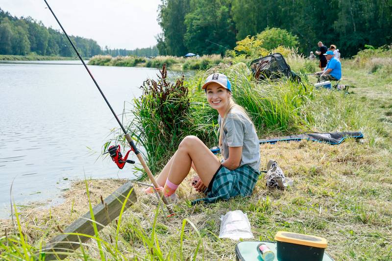 Festiwal wędkarski gwiazd. Jacek Rozenek z ukochaną, dawno niewidziany ksiądz z Plebanii