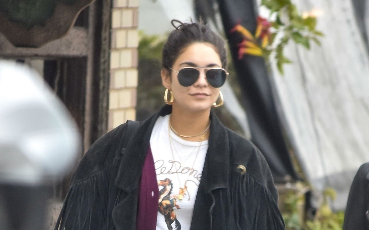 Mega zgrabna Vanessa Hudgens wypina się na plaży