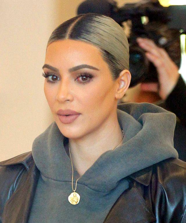 Odrosty, chore oko i ta FATALNA stylizacja Kim Kardashian