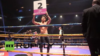 Przystojni “ring-boys” zamiast seksownych kobiet na gali boksu! (VIDEO)