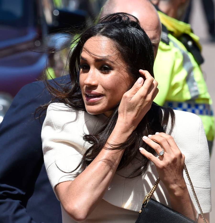Dlaczego Meghan Markle nosi ZA DUŻE buty?