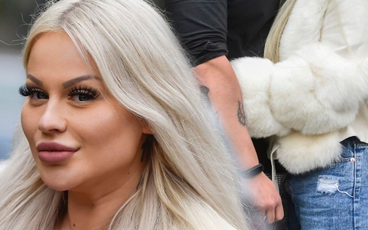 Ewelona w klapkach i futerku chwali się nowym chłopakiem na tzw. “ustawce” (ZDJĘCIA)