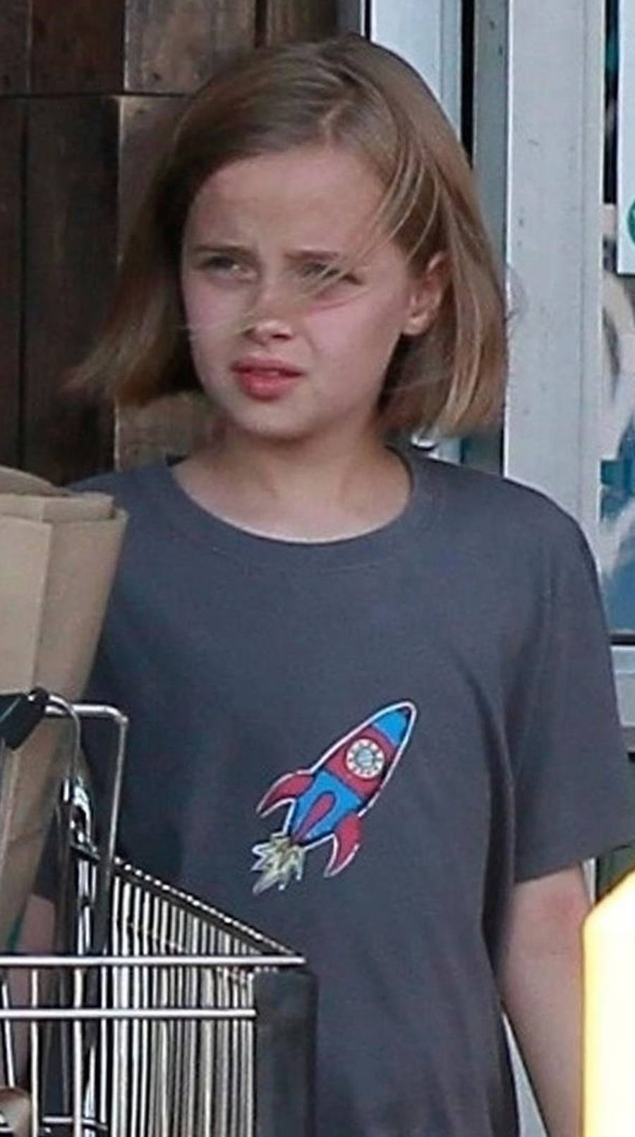 UŚMIECHNIĘTA Angelina Jolie na zakupach z dziećmi (ZDJĘCIA)