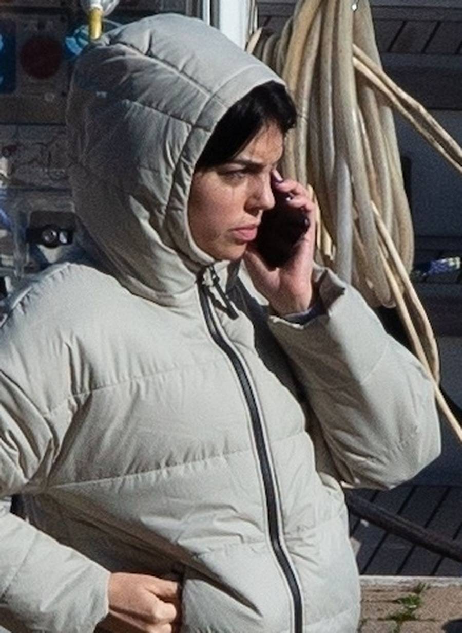 Georgina Rodriguez rozmawia przez telefon