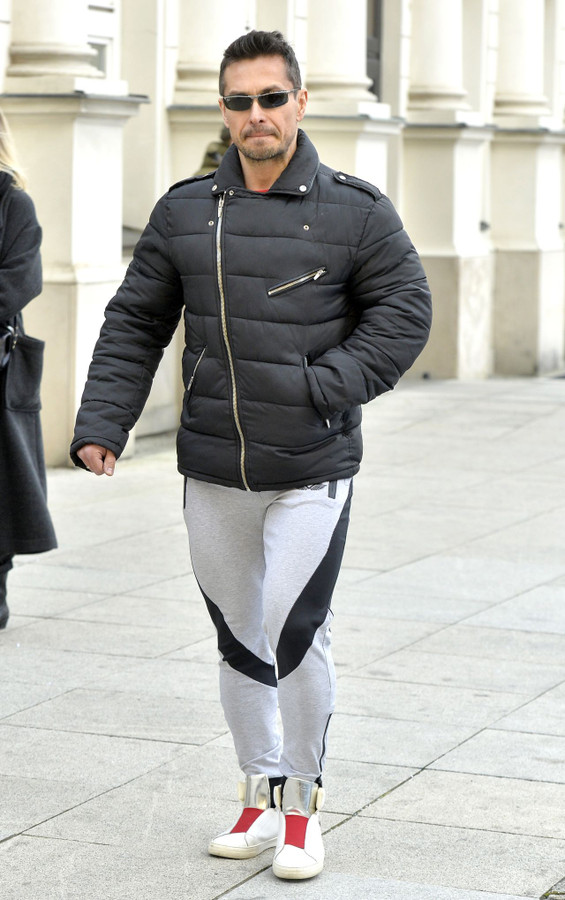 No i co z tego, że przyszedł w takich spodniach. Liczy się OBECNOŚĆ, a nie ubiór!