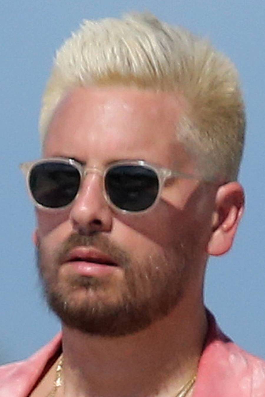 Scott Disick w blond włosach.