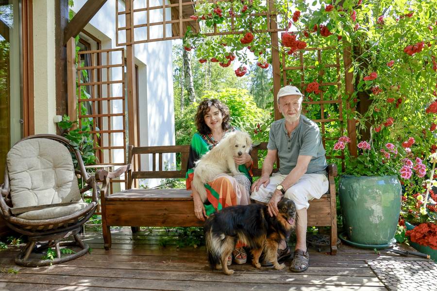Katarzyna Grochola i Stanisław Bartosik pokazali bajeczny ogród w Milanówku! Rzeźby, fontanna i piękne kwiaty (FOTO)
