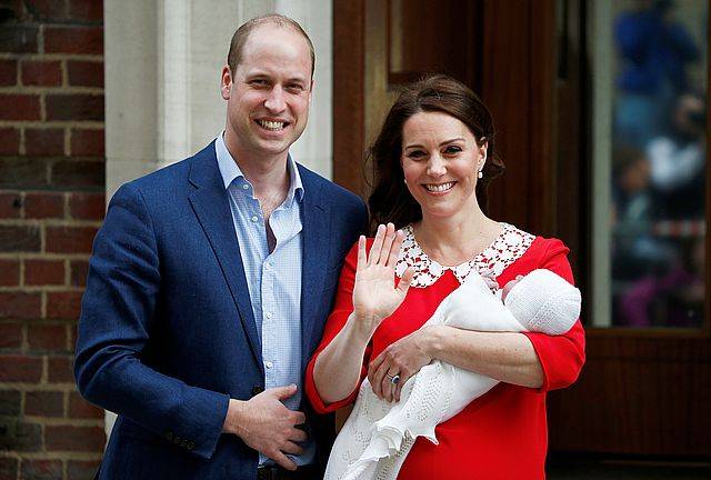 Księżna Kate i książę William przed szpitalem po narodzinach royal baby