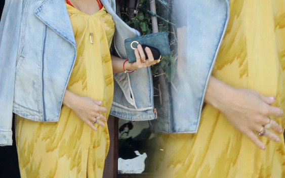 Nawet luźna sukienka nie ukryje CIĄŻOWEGO brzuszka tej gwiazdy (ZDJĘCIA)