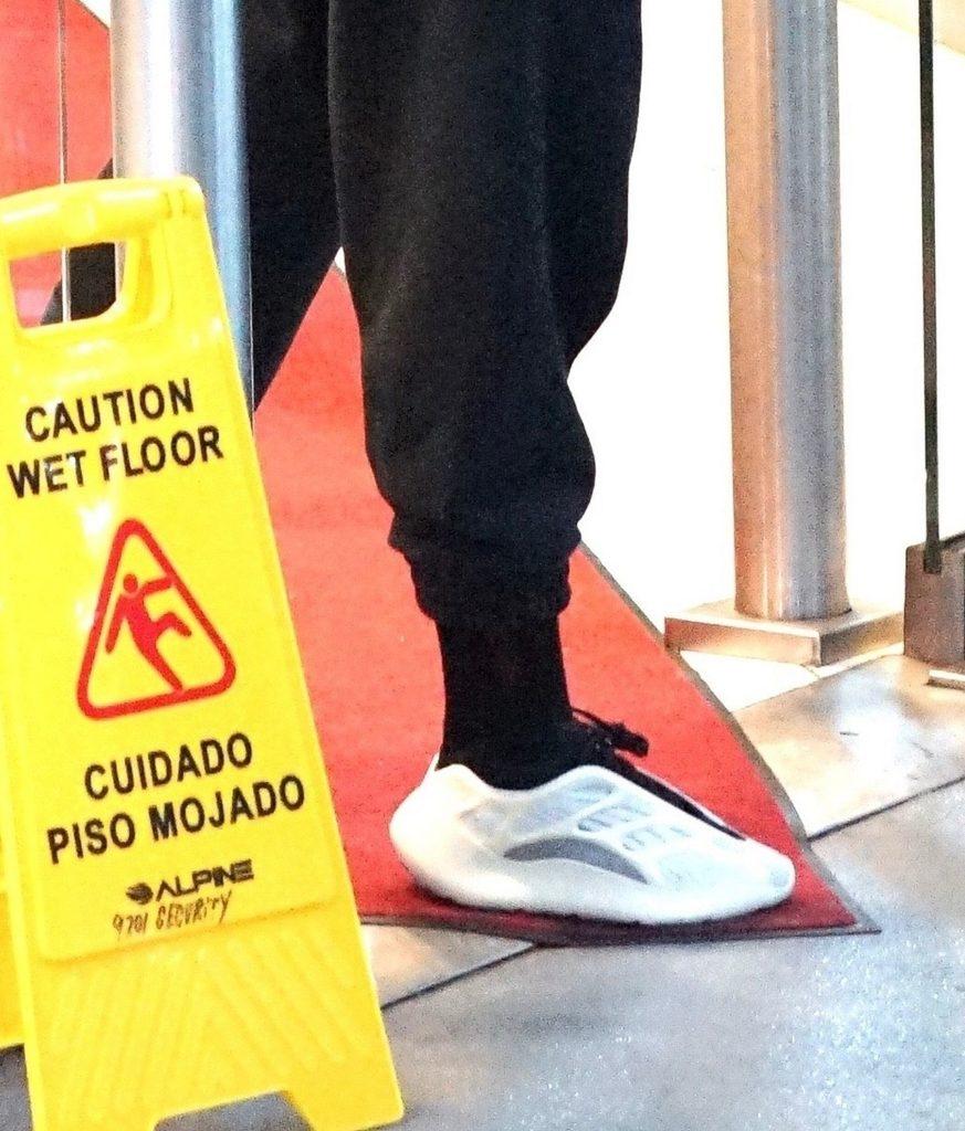 Khloe Kardashian w butach Yeezy