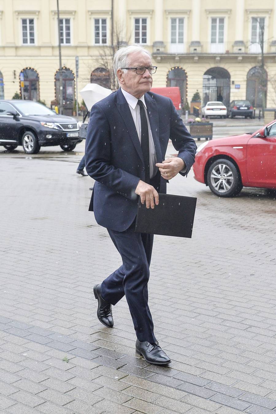 Pogrzeb Jerzego Gruzy – reżysera “Czterdziestolatka”. Banasiuk z ojcem, Olejnik z partnerem, Olbrychski z żoną