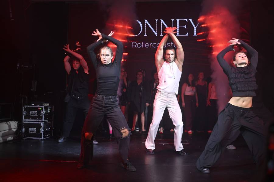 Gwiazdy bawią się na premierze teledysku “Rollercoaster”! Obłędna Joanna Krupa, w mini Marcela Leszczak (FOTO)